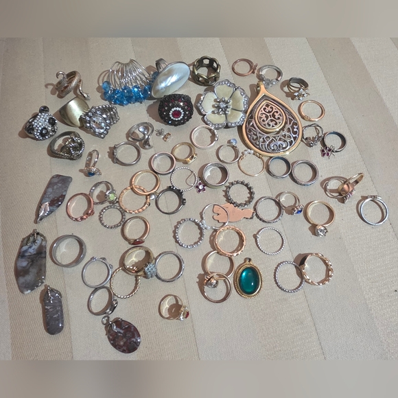 LOT OF RINGS AND PENDANTS KEEP OR RESELL - Picture 1 of 7